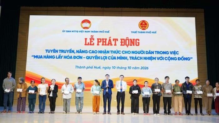 Lãnh đạo Ủy ban nhân dân thành phố và Hiệp hội Doanh nghiệp trẻ thành phố trao quà tặng các hộ gia đình có hoàn cảnh khó khăn trên địa bàn. (Ảnh: V.BỐN)