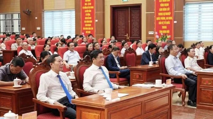 Lãnh đạo Thường trực Thành ủy, Hội đồng nhân dân, Ủy ban nhân dân, Ủy ban Mặt trận Tổ quốc Việt Nam cùng các sở, ban, ngành, cơ quan thuế, hiệp hội doanh nghiệp, các ban quản lý chợ, trung tâm thương mại, siêu thị và các cơ sở kinh doanh tham dự. (Ảnh: V.BỐN)