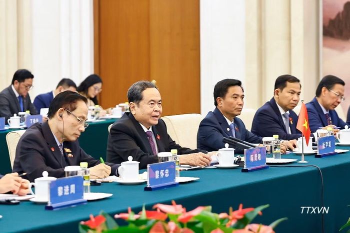 Chủ tịch Quốc hội Trần Thanh Mẫn và thành viên đoàn cấp cao Việt Nam tại cuộc hội kiến Chủ tịch Chính hiệp toàn quốc Trung Quốc Vương Hộ Ninh.