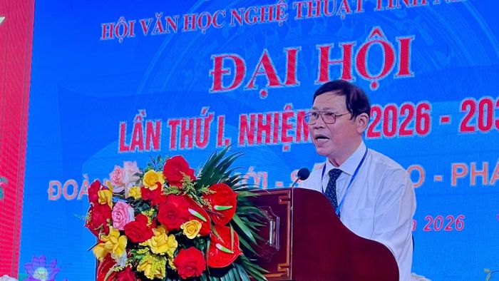 Ông Nguyễn Đăng Hào, Chủ tịch Hội Văn học Nghệ thuật tỉnh Ninh Bình khóa I phát biểu tại Đại hội. (Ảnh: YẾN TRINH)