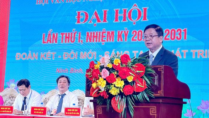 Phó Giáo sư, Tiến sĩ, nhạc sĩ Đỗ Hồng Quân, Phó Chủ tịch Ủy ban Trung ương Mặt trận Tổ quốc Việt Nam, Bí thư Đảng ủy-Chủ tịch Liên hiệp các Hội Văn học Nghệ thuật Việt Nam phát biểu tại Đại hội. (Ảnh: YẾN TRINH)
