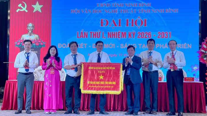 Hội Văn học Nghệ thuật tỉnh Ninh Bình nhận Cờ thi đua của Ủy ban Toàn quốc Liên hiệp các Hội Văn học Nghệ thuật Việt Nam. (Ảnh: YẾN TRINH)