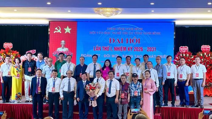 Ban chấp hành Hội Văn học Nghệ thuật tỉnh Ninh Bình khóa I ra mắt tại Đại hội. (Ảnh: YẾN TRINH)