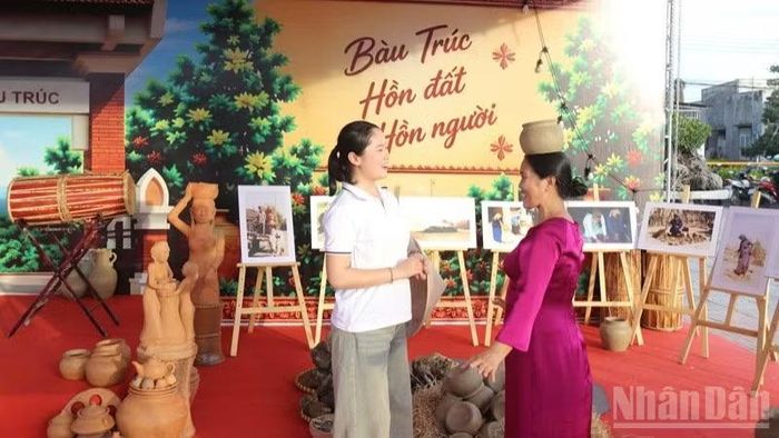 Những năm qua, làng gốm Bàu Trúc trở thành điểm thu hút du khách đến tham quan, trải nghiệm. (Ảnh: NGUYỄN TRUNG)