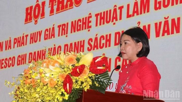 Đồng chí Thái Thị Lệ Hằng, Giám đốc Sở Văn hóa, Thể thao và Du lịch tỉnh Khánh Hòa phát biểu khai mạc hội thảo. (Ảnh: NGUYỄN TRUNG)