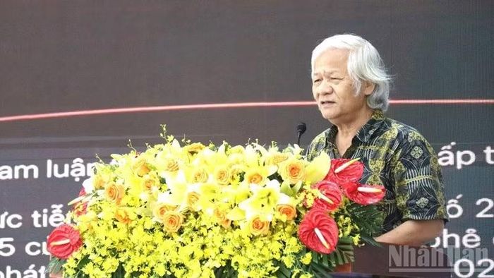 Đại biểu tham luận giải pháp bảo tồn nghề gốm gắn với phát triển du lịch, xây dựng thương hiệu gốm Bàu Trúc trên nền tảng số, truyền dạy nghề và tháo gỡ khó khăn từ thực tiễn sản xuất. (Ảnh: NGUYỄN TRUNG)