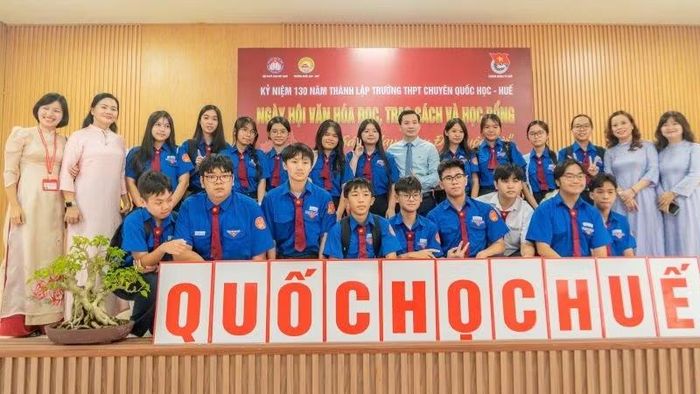 Ngày hội Văn hóa đọc trong thanh niên tại thành phố Huế góp phần đưa tri thức đến gần hơn với người trẻ, cụ thể là học sinh Trường chuyên Quốc Học Huế. (Ảnh: Th. Trang)