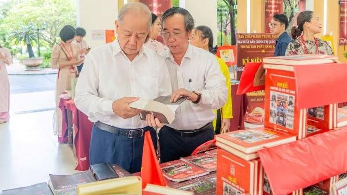 Chương trình hướng tới kỷ niệm 130 năm thành lập Trường trung học phổ thông chuyên Quốc Học Huế và 74 năm Ngày truyền thống ngành Xuất bản, In và Phát hành sách Việt Nam. (Ảnh: Th. Trang)