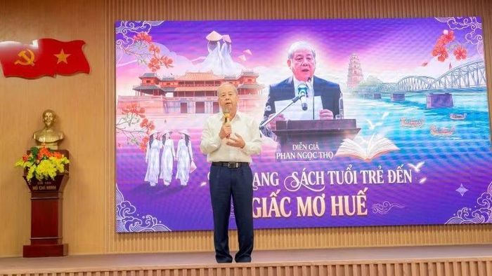 Ông Phan Ngọc Thọ, nguyên Chủ tịch Ủy ban nhân dân tỉnh Thừa Thiên Huế (nay là thành phố Huế), cựu học sinh Quốc Học chia sẻ về Tủ sách Huế và giấc mơ Huế. (Ảnh: Th. Trang)