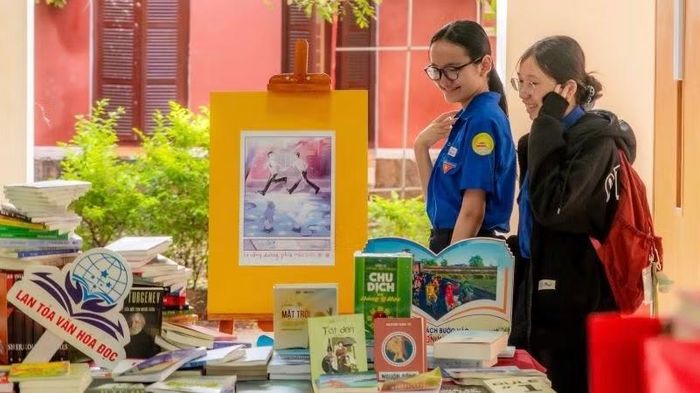 Việc phát triển không gian tri thức số mở thêm cơ hội tiếp cận nguồn học liệu cho người trẻ. (Ảnh: Th. Trang)