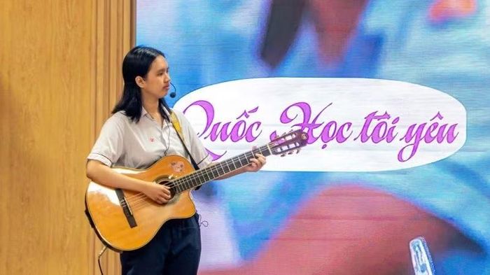 Ngày hội cũng thu hút các bạn cựu học sinh Quốc Học biểu diễn các tiết mục âm nhạc viết về mái trường Quốc Học Huế. (Ảnh: Th. Trang)