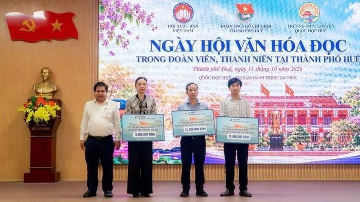 Chương trình kết hợp các hoạt động trao tặng sách, học bổng cho học sinh nghèo tại trường. (Ảnh: Th. Trang)