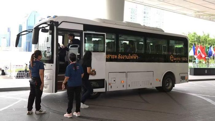 Xe điện được sử dụng để đưa đón đại biểu tham dự hội nghị. (Ảnh: MINH THẮNG)