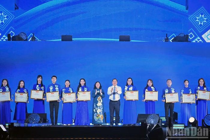 Các đồng chí lãnh đạo Đảng, Nhà nước, các bộ, ngành, đoàn thể trao Giải thưởng "Nguyễn Chí Thanh" lần thứ nhất tặng các cá nhân tiêu biểu. (Ảnh: LINH PHAN)