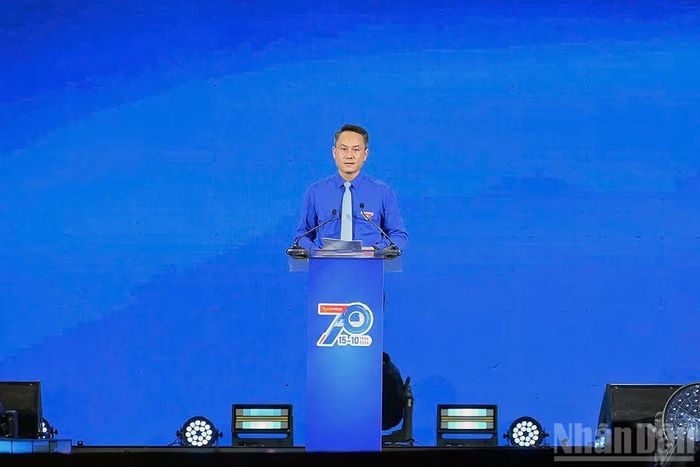 Đồng chí Nguyễn Kim Quy đọc diễn văn kỷ niệm 70 năm Ngày truyền thống Hội Liên hiệp thanh niên Việt Nam. (Ảnh: LINH PHAN)