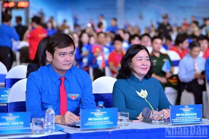 Đồng chí Bùi Thị Minh Hoài (bên phải) đến dự buổi lễ. (Ảnh: LINH PHAN)