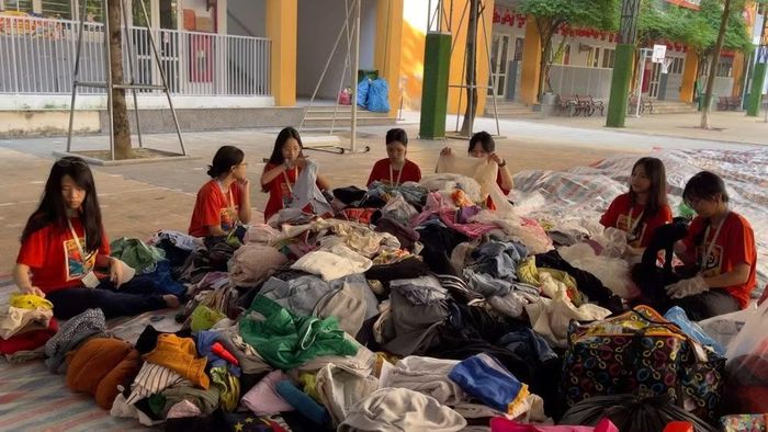 Các thành viên phân loại quần áo thu gom được theo tình trạng sử dụng. (Ảnh: NGỌC KHÁNH)