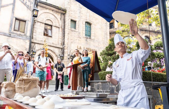 Màn tung hứng đế bánh điêu luyện của đầu bếp tại Sun World Ba Na Hills (Đà Nẵng) đưa đến cho du khách những trải nghiệm thú vị. Ảnh: HOÀNG HÀ 