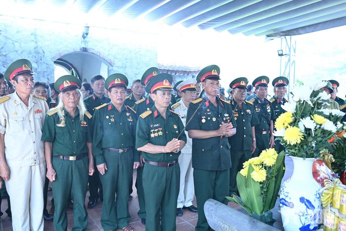 Các cựu chiến binh dâng hương tại Đền thờ các anh hùng liệt sĩ Mặt trận Vị Xuyên ở điểm cao 468 (xã Thanh Thủy, tỉnh Tuyên Quang). Ảnh: TRỌNG HẢI 