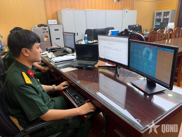 Cán bộ Bộ Tham mưu, Tổng cục Hậu cần-Kỹ thuật ứng dụng phần mềm quản lý thông tin đánh giá và xếp hạng chuyển đổi số thực hiện nhiệm vụ chuyên môn.