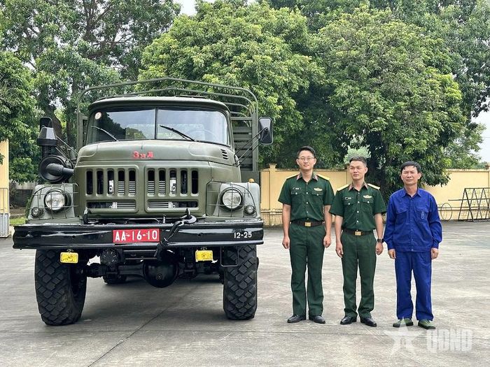   Cán bộ Tiểu đoàn 879 tiến hành bàn giao xe cho đơn vị. 