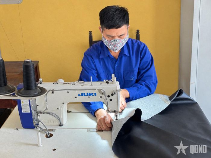  Thợ may thực hiện may gia công nội thất xe. 