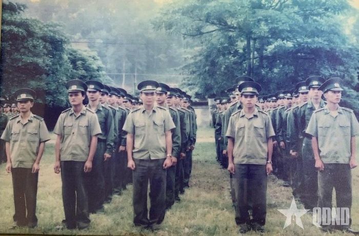   Di ảnh liệt sĩ Hà Quyết Thắng (người đứng ngoài cùng, từ trái sang phải).
