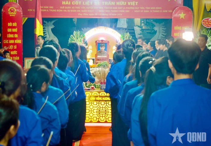 Nghi thức truy điệu liệt sĩ Trần Hữu Việt tại quê nhà. Ảnh: ĐÔNG GIANG