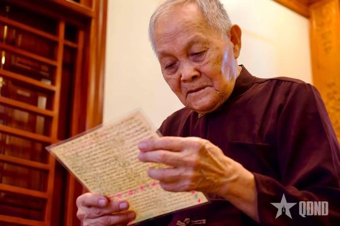 Cụ Trần Văn Sử đọc lại bức thư cuối cùng mà người con trai của cụ - đồng chí Trần Hữu Việt gửi về. Ảnh: ĐÔNG GIANG