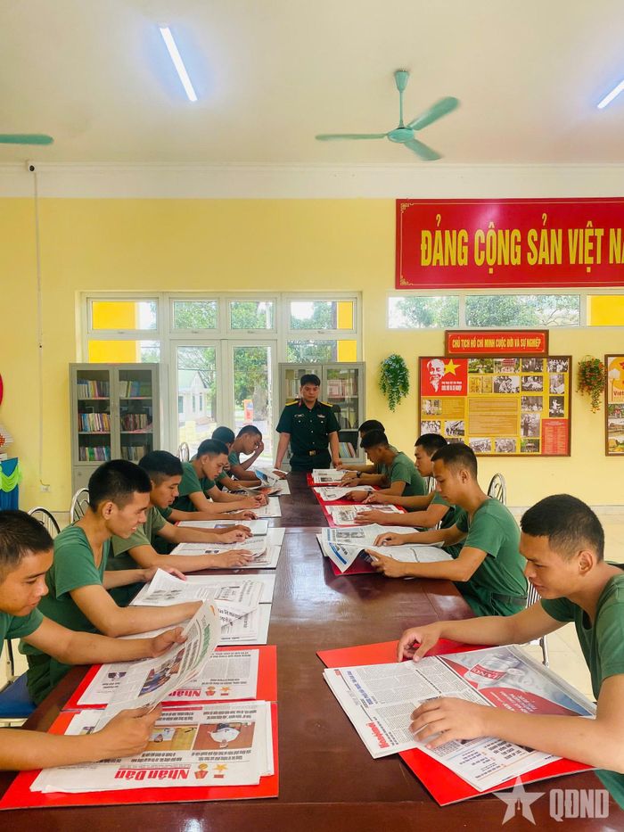 Đọc sách, báo là một hoạt động thường xuyên tại phòng Hồ Chí Minh của Trung đoàn 141.