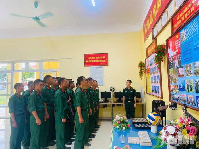 Chiến sĩ Trung đoàn 141 tại phòng Hồ Chí Minh trong giờ nghỉ.