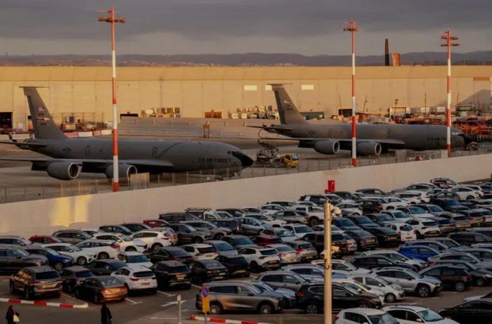 Máy bay tiếp nhiên liệu trên không KC-135 Stratotanker của Không quân Mỹ tại sân bay Ben Gurion ở Israel, ngày 30-9. Ảnh: Getty Images