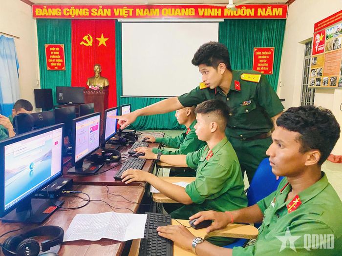 Cán bộ, chiến sĩ tìm hiểu thông tin trên mạng quân sự. 
