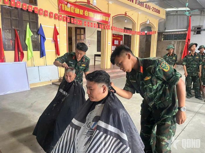   Học viên Trường Sĩ quan Lục quân 1 tổ chức cắt tóc cho người dân tại nhà văn hóa thôn Ấp Bắc. 
