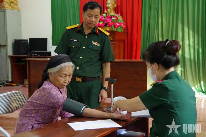  Quân y Nhà trường khám bệnh cho đối tượng chính sách.
