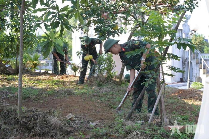  Học viên Trường Sĩ quan Lục quân 1 chăm sóc vườn cây ăn quả của người dân.