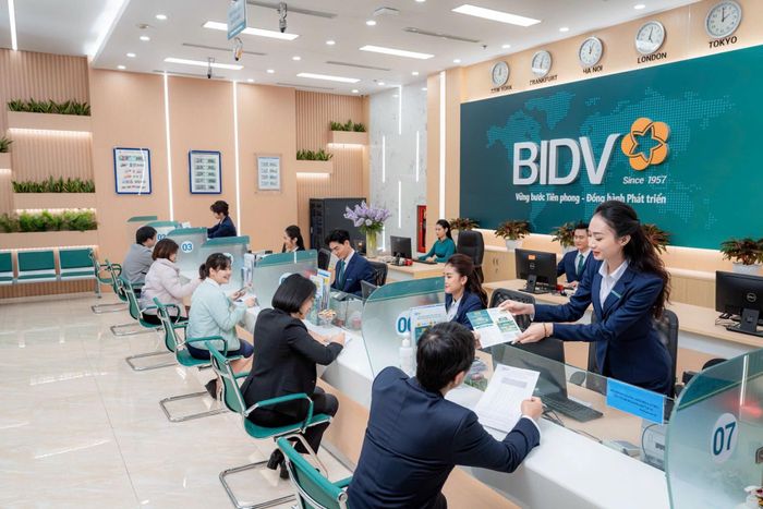 Khách hàng giao dịch tại Ngân hàng Thương mại cổ phần Đầu tư và Phát triển Việt Nam (BIDV).