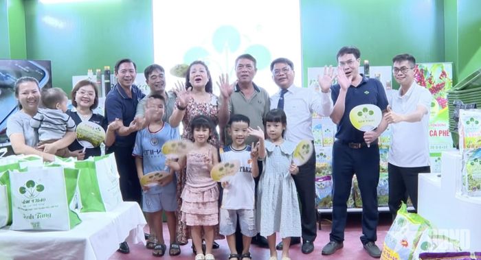 Hội chợ hàng công nghiệp nông thôn tiêu biểu tỉnh Sơn La thu hút đông đảo người dân tham quan.