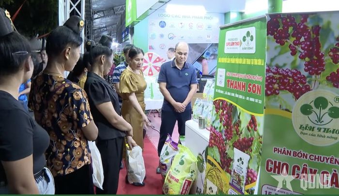 Người dân tham quan gian hàng của Công ty Cổ phần Supe phốt phát và Hóa chất Lâm Thao.