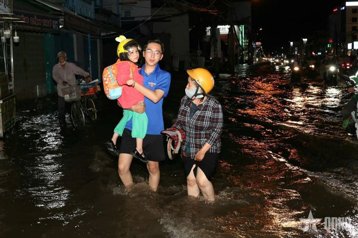 Những việc làm thiết thực của lực lượng dân quân, đoàn viên thanh niên góp phần lan tỏa tinh thần trách nhiệm, sẻ chia với người dân.