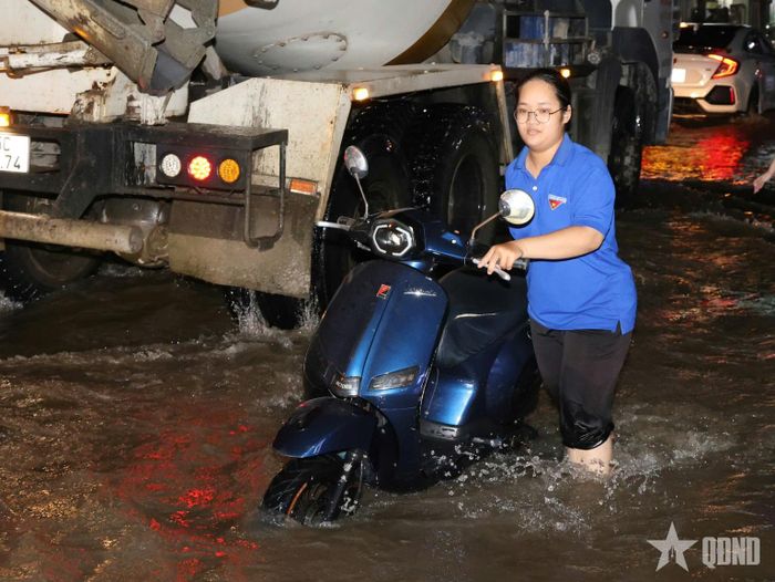 Phát huy tinh thần xung kích, lực lượng đoàn viên thanh niên xuống đường hỗ trợ người dân ứng phó triều cường. 
