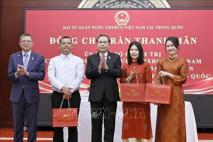  Chủ tịch Quốc hội Trần Thanh Mẫn tặng quà cộng đồng người Việt Nam tại Trung Quốc.