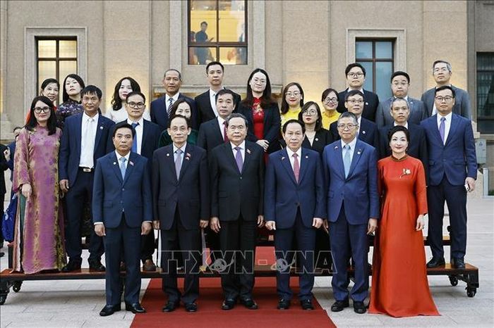 Chủ tịch Quốc hội Trần Thanh Mẫn và các đại biểu chụp ảnh lưu niệm. 