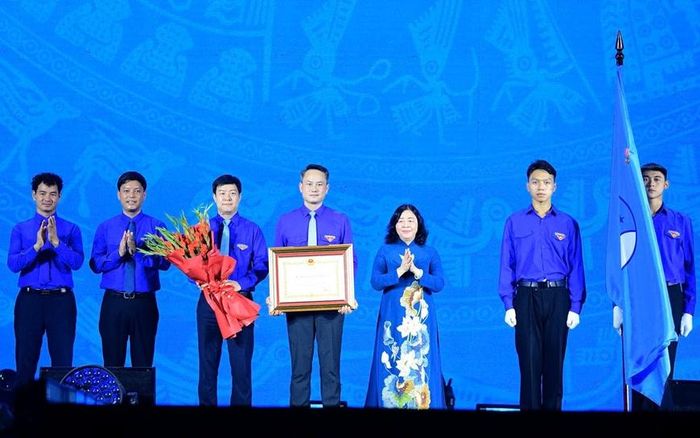 Đồng chí Bùi Thị Minh Hoài, Ủy viên Bộ Chính trị, Bí thư Trung ương Đảng, Chủ tịch Ủy ban Trung ương Mặt trận Tổ quốc Việt Nam trao Huân chương Lao động hạng Nhất tặng Hội Liên hiệp Thanh niên Việt Nam. Ảnh: XUÂN TÙNG