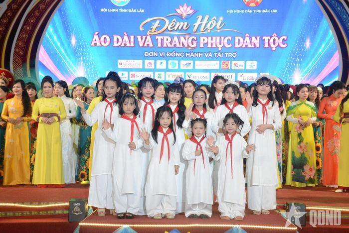 Phần trình diễn áo dài và trang phục dân tộc do những cán bộ, hội viên phụ nữ, nông dân, nữ trí thức, nữ doanh nhân, phụ nữ trong lực lượng vũ trang thực hiện.