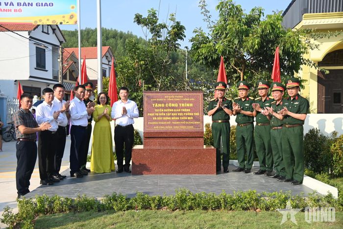  Các đại biểu bên công trình tuyến đường giao thông phục vụ diễn tập khu vực phòng thủ và xây dựng nông thôn mới tại phường Hoành Bồ, TP Quảng Ninh. 