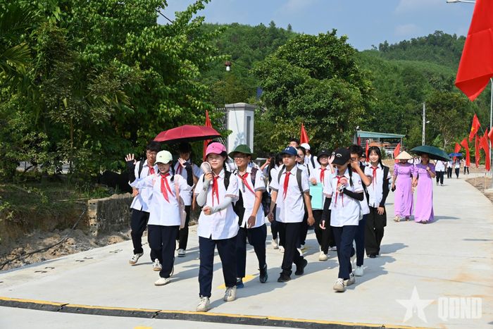Các em học sinh phấn khởi đi trên tuyến đường mới.