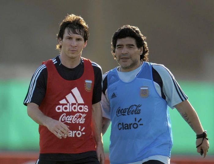  Messi và Maradona khi ông còn là HLV của đội tuyển Argentina. Ảnh: AP  