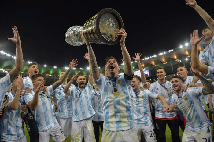  Messi và các đồng đội nâng cao chiếc cúp vô địch Copa America 2021. Ảnh: The Athletic.  
