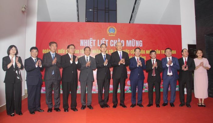 Các đồng chí lãnh đạo TP Đà Nẵng, TAND tối cao Việt Nam, TAND TP Đà Nẵng vui mừng đón tiếp đồng chí Trương Quân- Chánh án TAND tối cao Trung Quốc, cùng Đoàn đại biểu cấp cao TAND tối cao Trung Quốc đến thăm TAND TP Đà Nẵng.